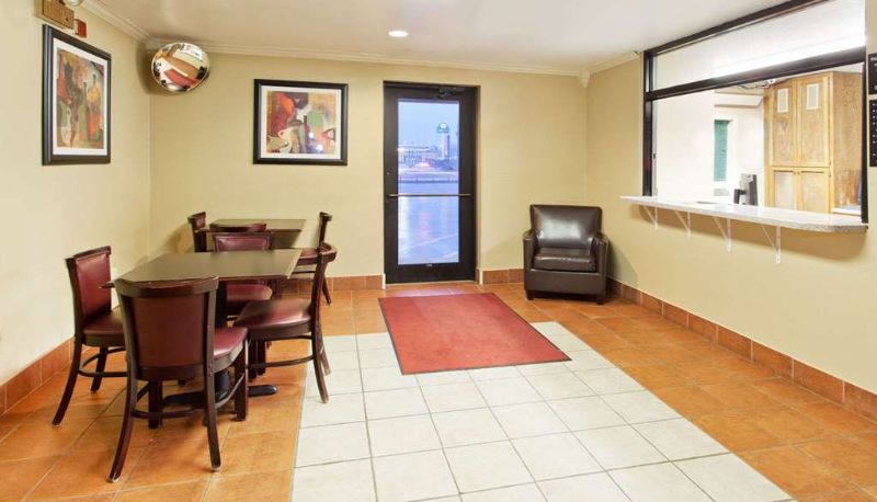 Sala - Super 8 by Wyndham Tuscaloosa