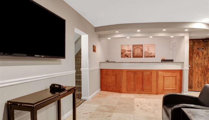 Hall - Super 8 by Wyndham Gainesville I-75 Hospital/University Area
