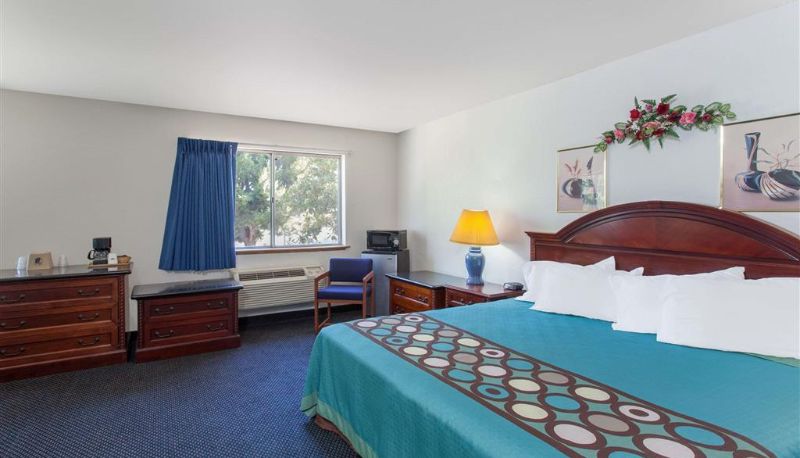 Suite - Super 8 by Wyndham Selma/Fresno Area