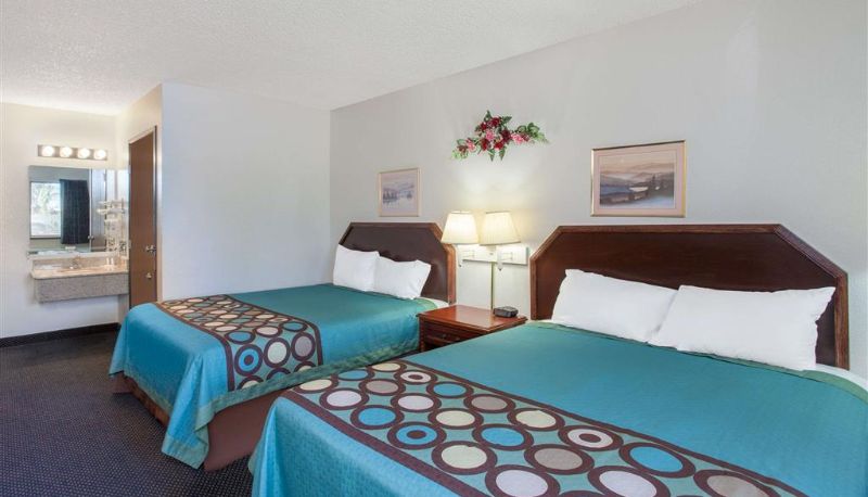 Suite - Super 8 by Wyndham Selma/Fresno Area