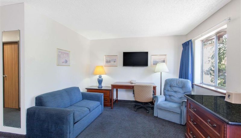 Room - Super 8 by Wyndham Selma/Fresno Area