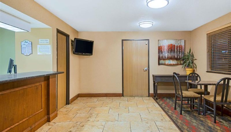 Hall - Super 8 by Wyndham Ripley