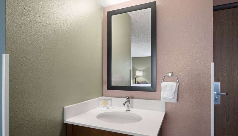 Room - Super 8 by Wyndham Conrad