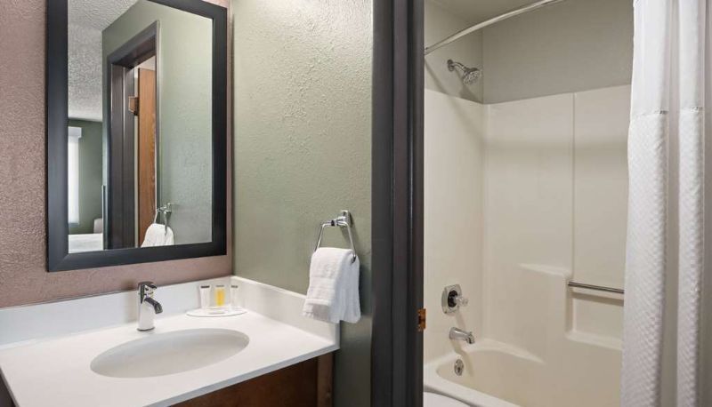 Room - Super 8 by Wyndham Conrad