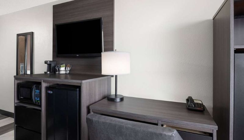 Room - Super 8 by Wyndham Conrad