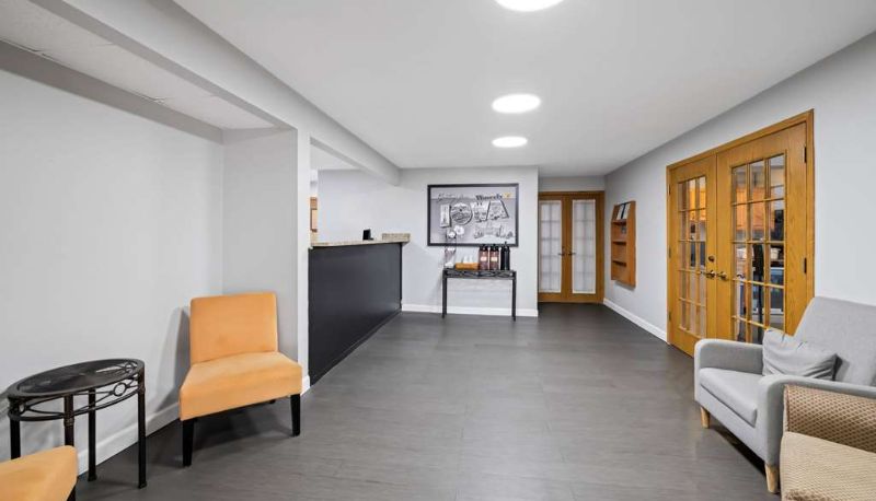 Sala - Super 8 by Wyndham Waverly