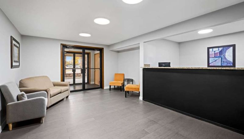 Sala - Super 8 by Wyndham Waverly