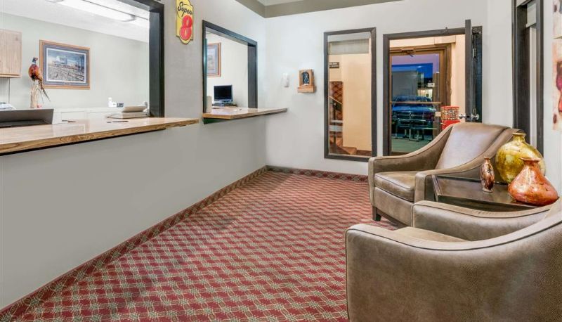 Hall - Super 8 by Wyndham Huron
