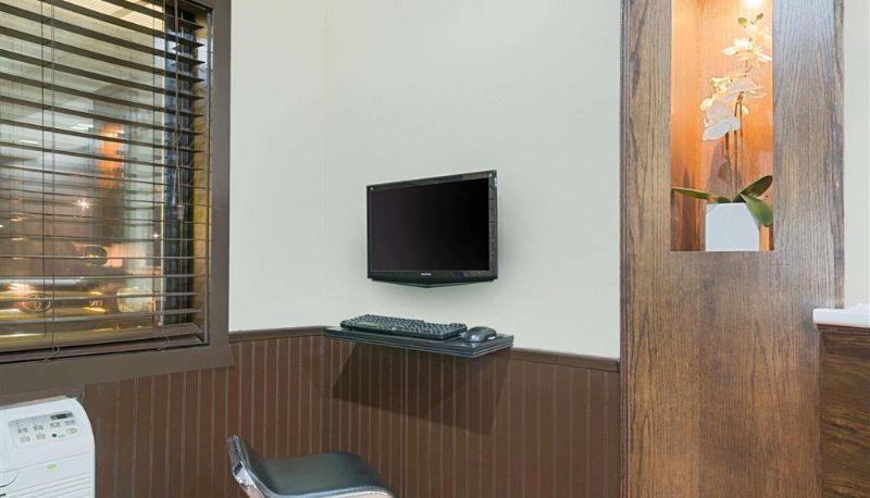 Business center - Super 8 by Wyndham Marshall MN