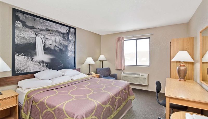 Room - Super 8 by Wyndham Spokane/West