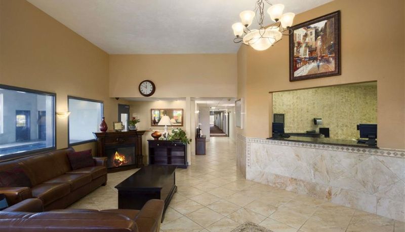 Hall - Super 8 by Wyndham Kennewick
