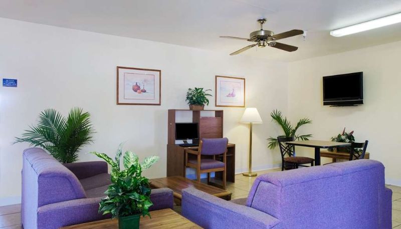Sala - Super 8 by Wyndham Rawlins