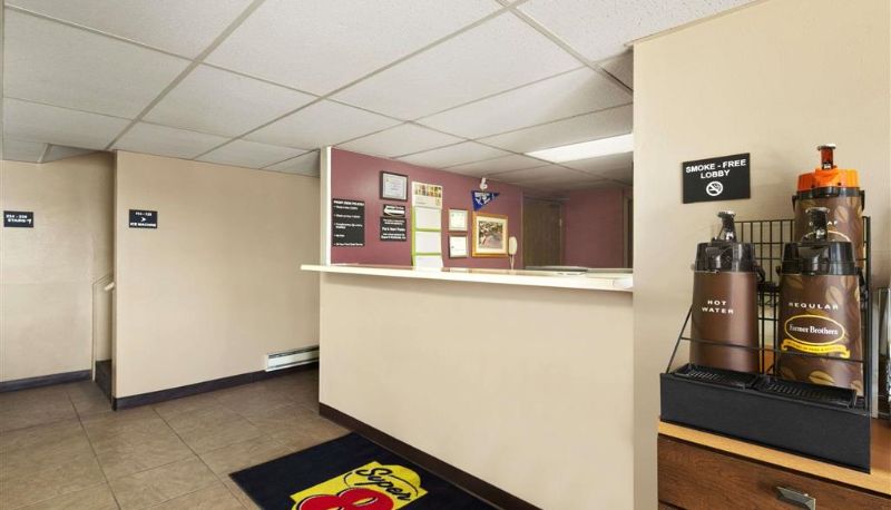 Lobby - Super 8 by Wyndham Redfield