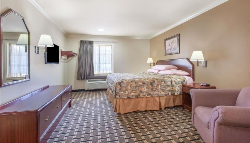 Suite - Super 8 by Wyndham Tyler TX