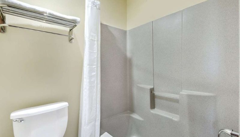 Room - Super 8 by Wyndham Kansas City