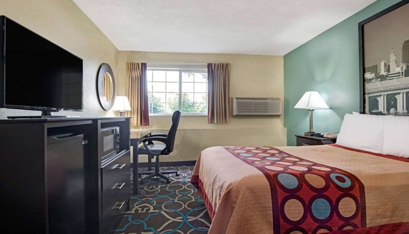 Room - Super 8 by Wyndham Kansas City
