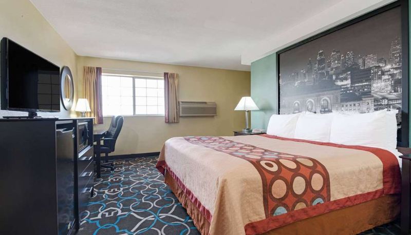Room - Super 8 by Wyndham Kansas City