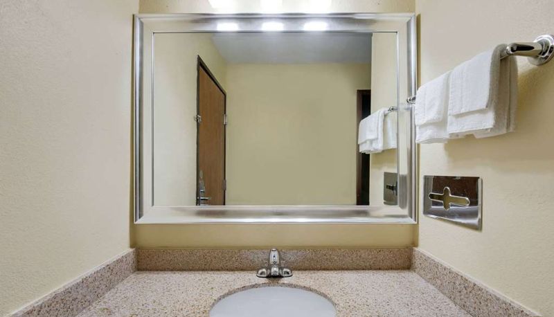 Room - Super 8 by Wyndham Kansas City