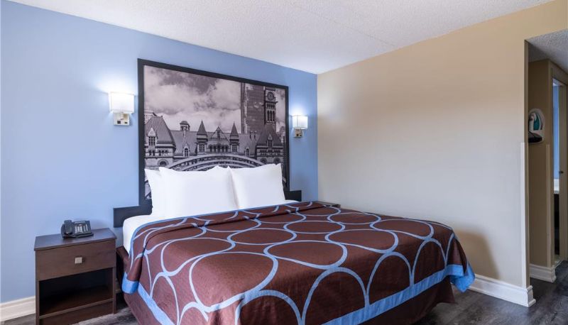 Camera - Super 8 by Wyndham Toronto East ON
