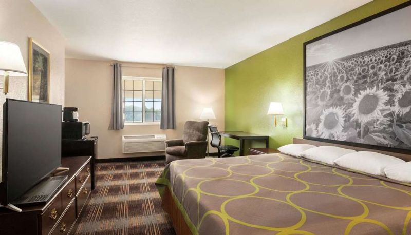 Suite - Super 8 by Wyndham Holton