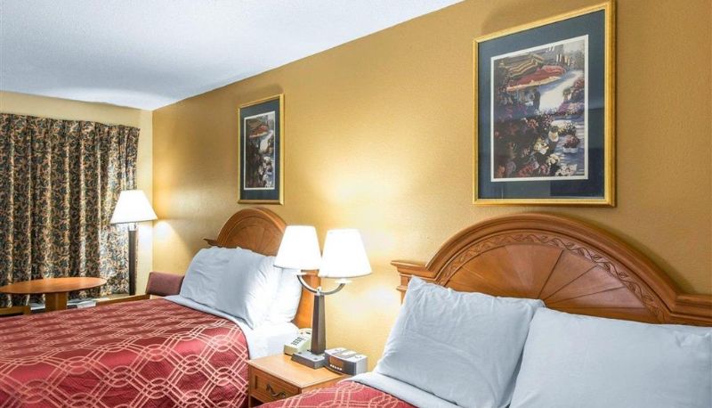 Room - Econo Lodge Dalton West