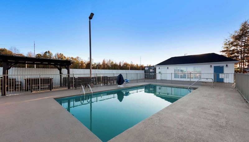 Pool - Howard Johnson by Wyndham Jackson