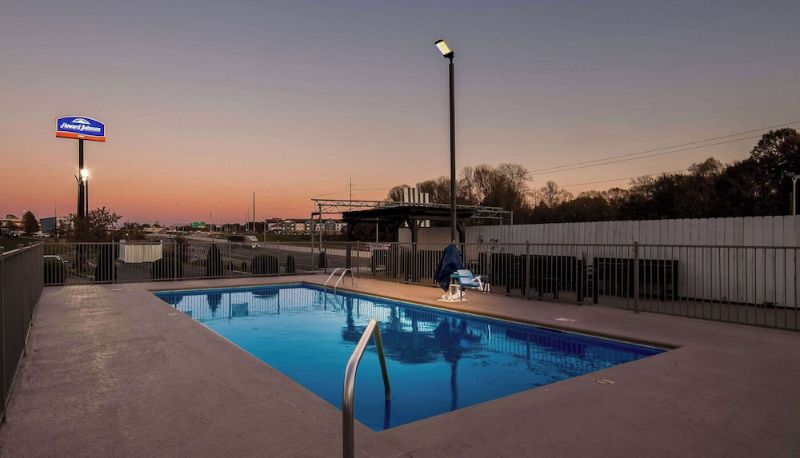 Pool - Howard Johnson by Wyndham Jackson