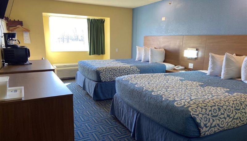 Camera - Days Inn & Suites by Wyndham Pryor