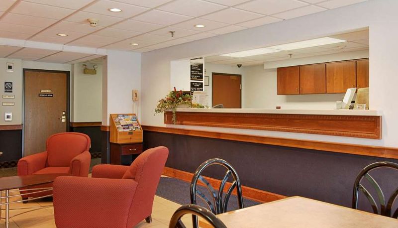 Hall - Super 8 by Wyndham Manchester Airport