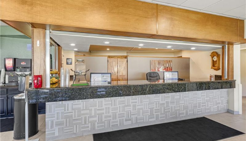 Hall - Best Western Alpenglo Lodge