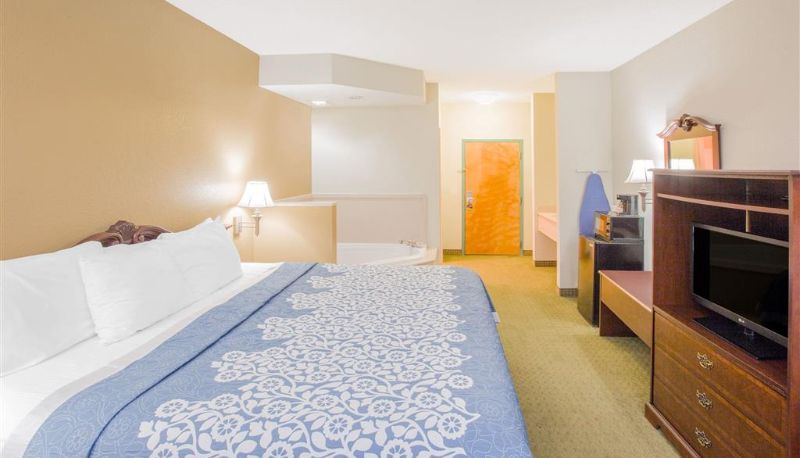 Room - Days Inn by Wyndham Hattiesburg MS