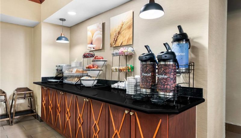 Restaurant - Comfort Inn & Suites North East