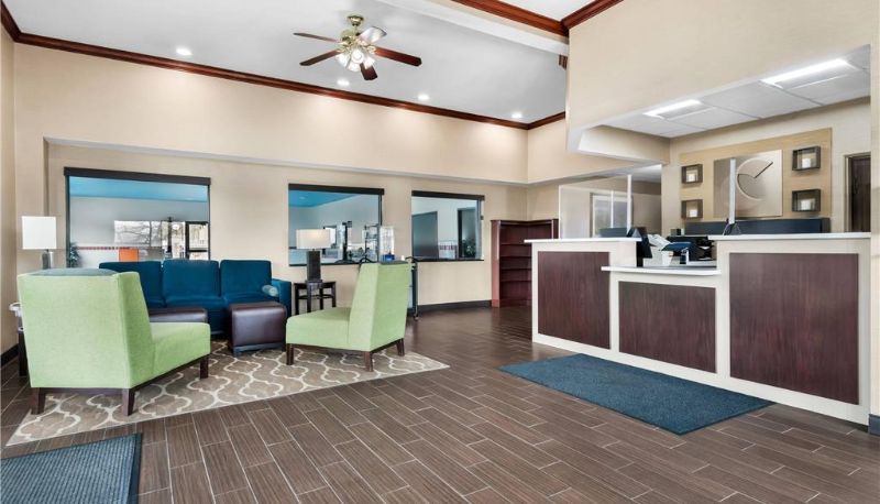 Hall - Comfort Inn & Suites North East