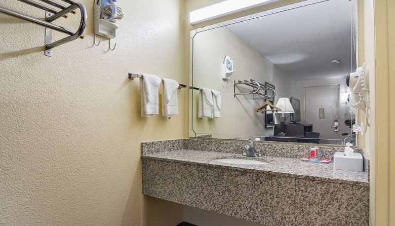 Room - Econo Lodge Research Triangle Park
