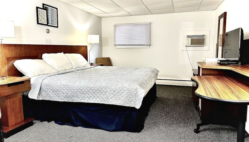 Daire - Crown Inn & Suites