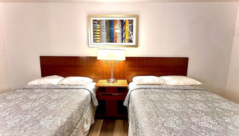 Daire - Crown Inn & Suites