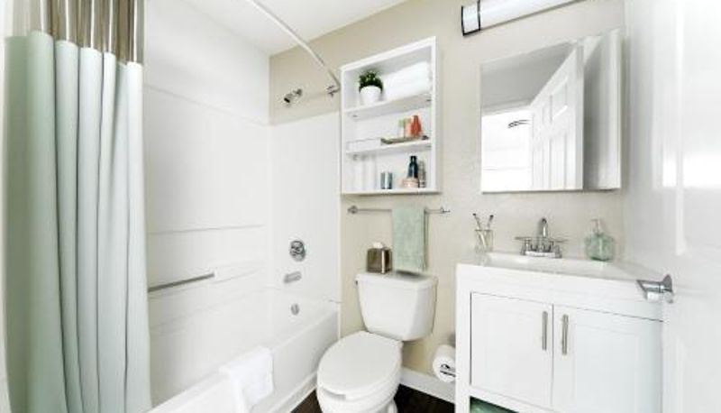 Łazienka - InTown Suites Extended Stay Orlando FL – Presidents Dr