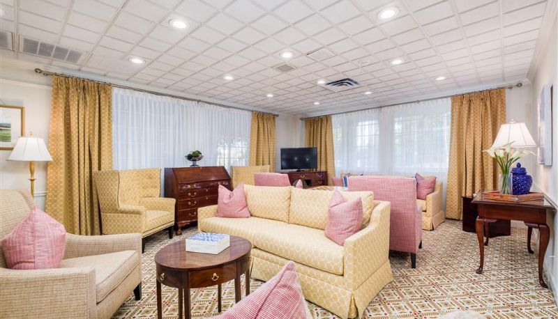 Hall - FARMINGTON INN. THE