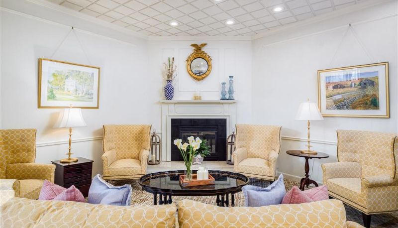 Hall - FARMINGTON INN. THE
