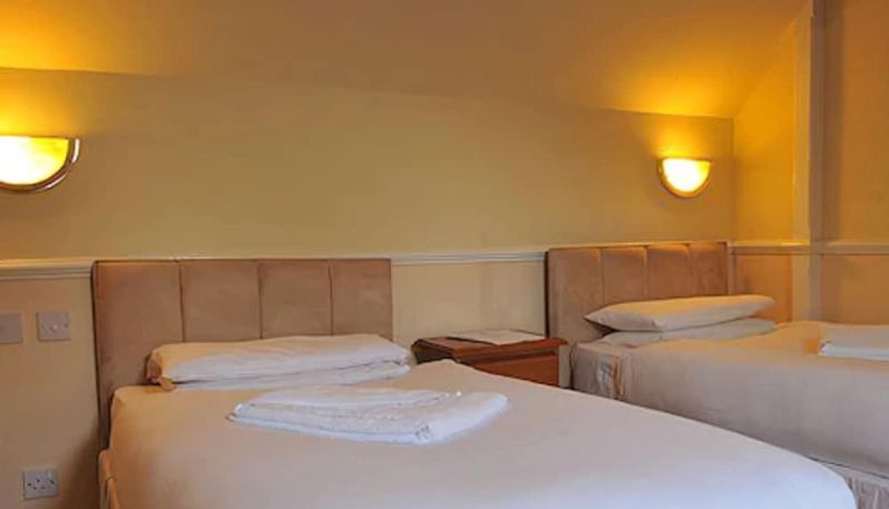 Camera standard - The Crown Hotel
