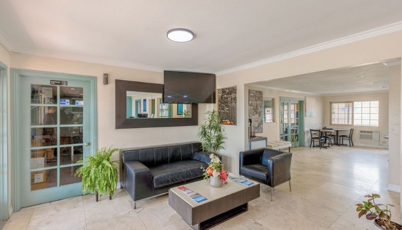 Salon - Hotel Avenida - Oceanside Camp Pendleton