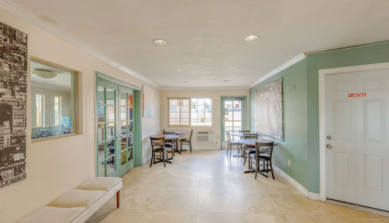 Salon - Hotel Avenida - Oceanside Camp Pendleton