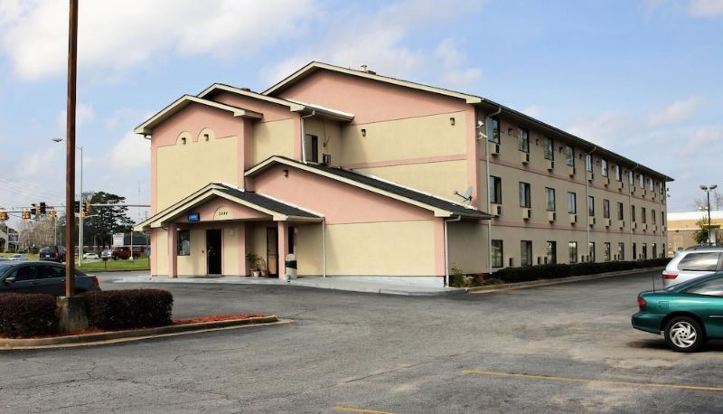 Buitenruimte van het hotel - Knights Inn Albany