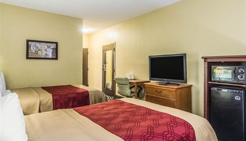 Room - Econo Lodge Darien