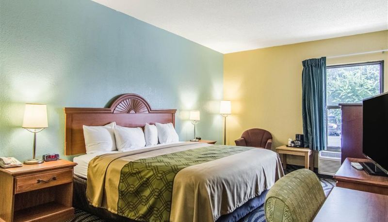 Room - Econo Lodge Darien
