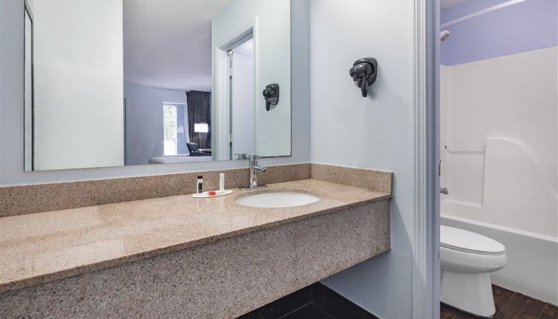 Zimmer - Days Inn by Wyndham Pensacola I-10