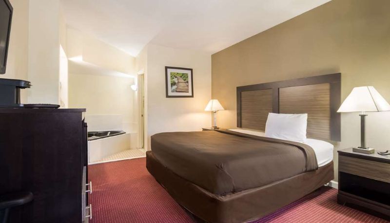 Suite - Suburban Studios Florence I-95