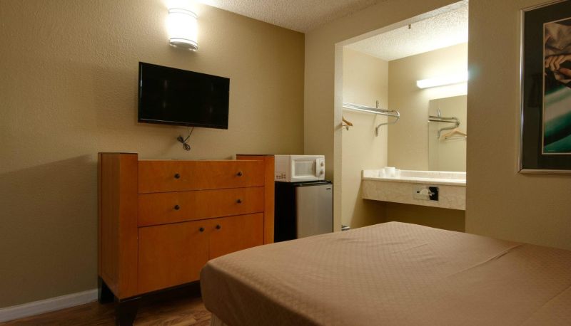 Camera - Vagabond Inn - Bakersfield (So