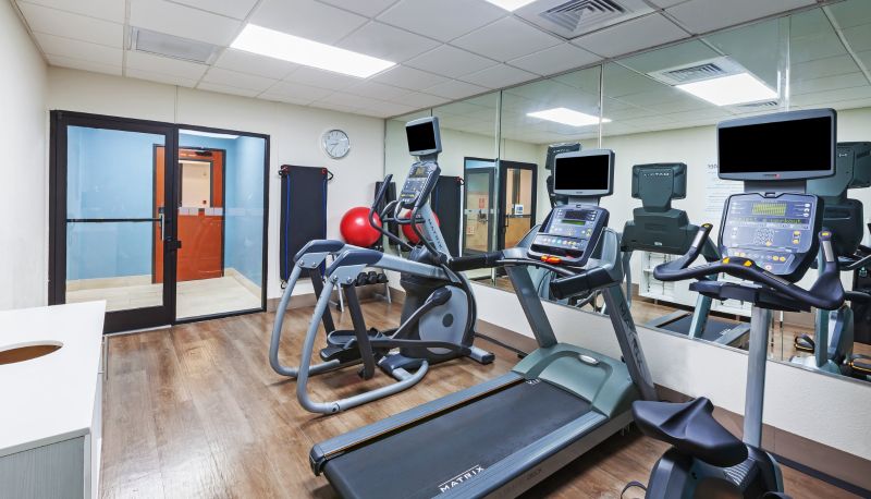 Zona de bienestar y gimnasio - Holiday Inn Express & Suites HOUSTON - MEMORIAL PARK AREA by IHG