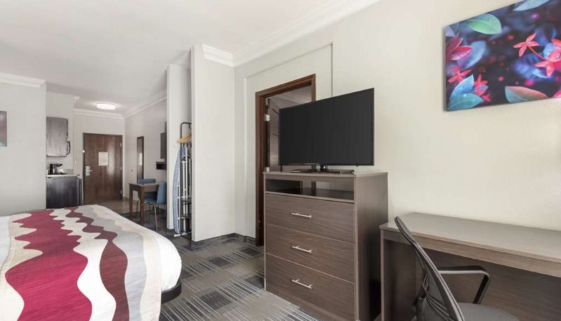 Suite - Best Western Medical Center North Inn & Suites Near Six Flags